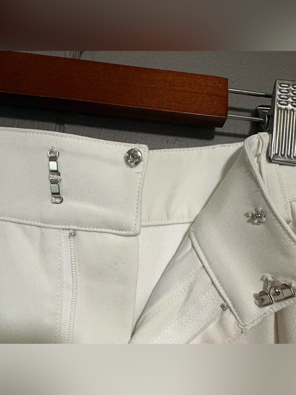 RETROFÊTE Antonia White Wide-Leg Suit Pants - Picture 5 of 8